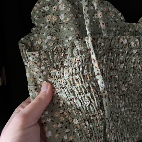 Ditsy Floral Sage Green Cropped Blouse - Picture 2 of 3